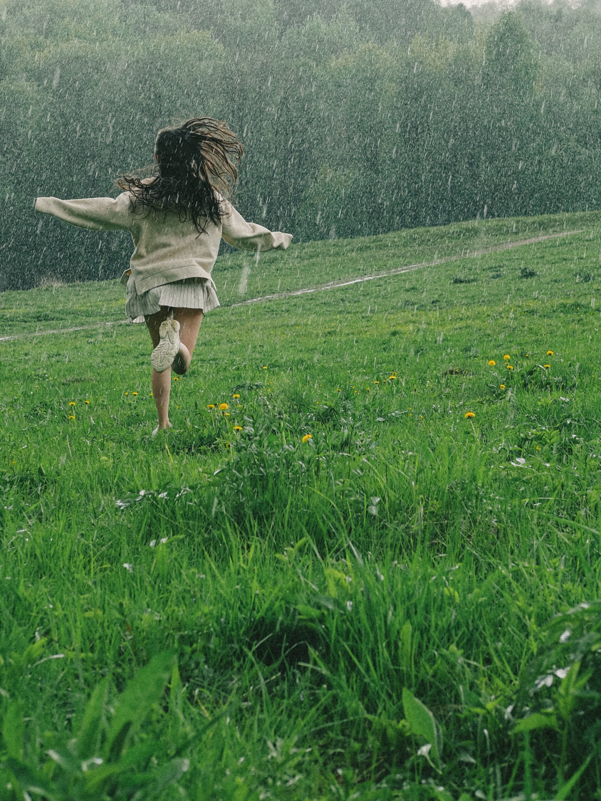 Mädchen im Regen laufend